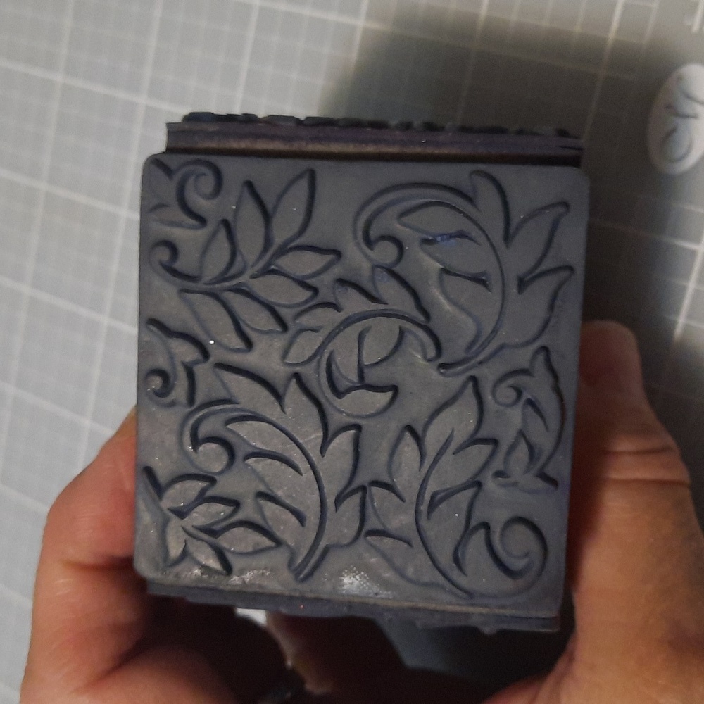 Foliate Texture Cube Rubber Stamp - Picture 4 of 5